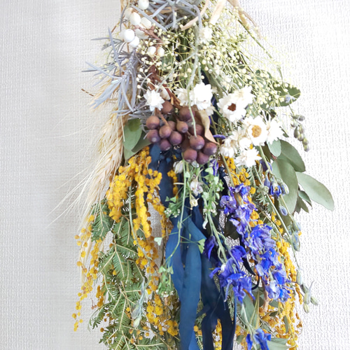 ミモザとデルフィニウムのスワッグ ミモザとデルフィニウムのスワッグ スワッグ 花工房 champ de fleure