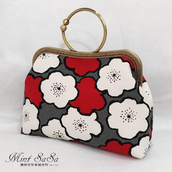 MintSaSa* 紅色白色花朵口金包 可提可背 日式 花布 厚襯 舖棉 大包 手提包 側背包 布作 鏈子 手工縫製 第1張的照片