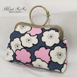 MintSaSa* 白色粉色花朵口金包 可背可提 日式 花布厚襯 舖棉 大包 手提包 側背包 布作 鏈子 手工縫製 第1張的照片