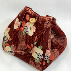 MintSaSa* 日式風格 手提包 萬用袋 便當袋 野餐袋 扣子 紅色 花紋 臘繩 木珠 木質 第2張的照片