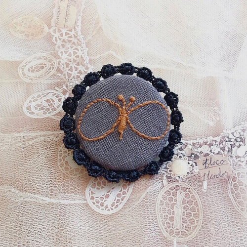 ミナペルホネンchoucho 刺繍生地と天然石ビーズのイヤリング グレー