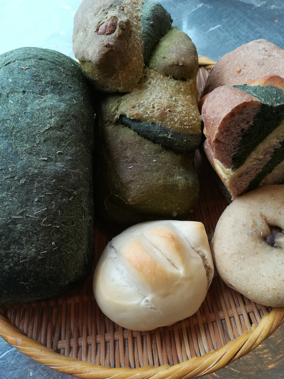 クレヨンとよもぎローフとおまかせ小さいパン２個 1枚目の画像