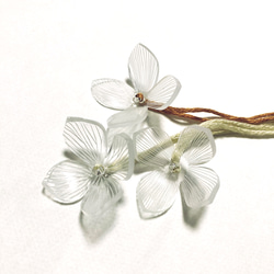 一輪のお花　お花とコットンパールのブックマーク　ブックマーカー　栞 2枚目の画像