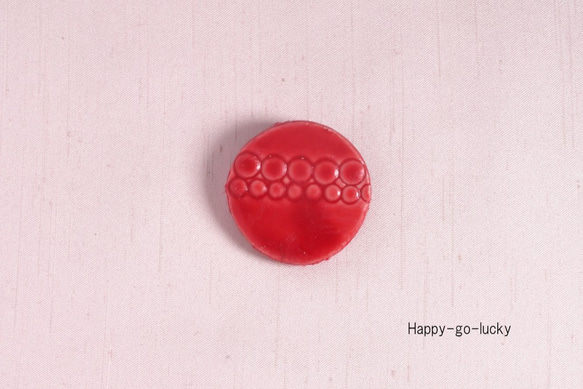 赤の丸のまるの列の陶器のブローチ ブローチ Happy-go-lucky