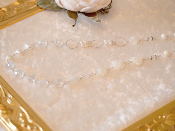 シェルと淡水真珠と水晶のロングネックレス 1枚目の画像