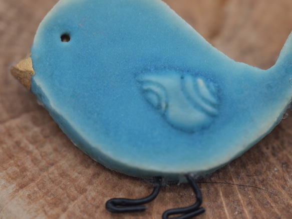 陶器の青い鳥のブローチ。 2枚目の画像