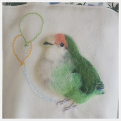 羊毛フェルト刺繍＆刺繍 バネポーチ コザクラインコ 4枚目の画像