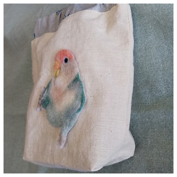 羊毛フェルト刺繍  コザクラインコ  バネポーチ 2枚目の画像