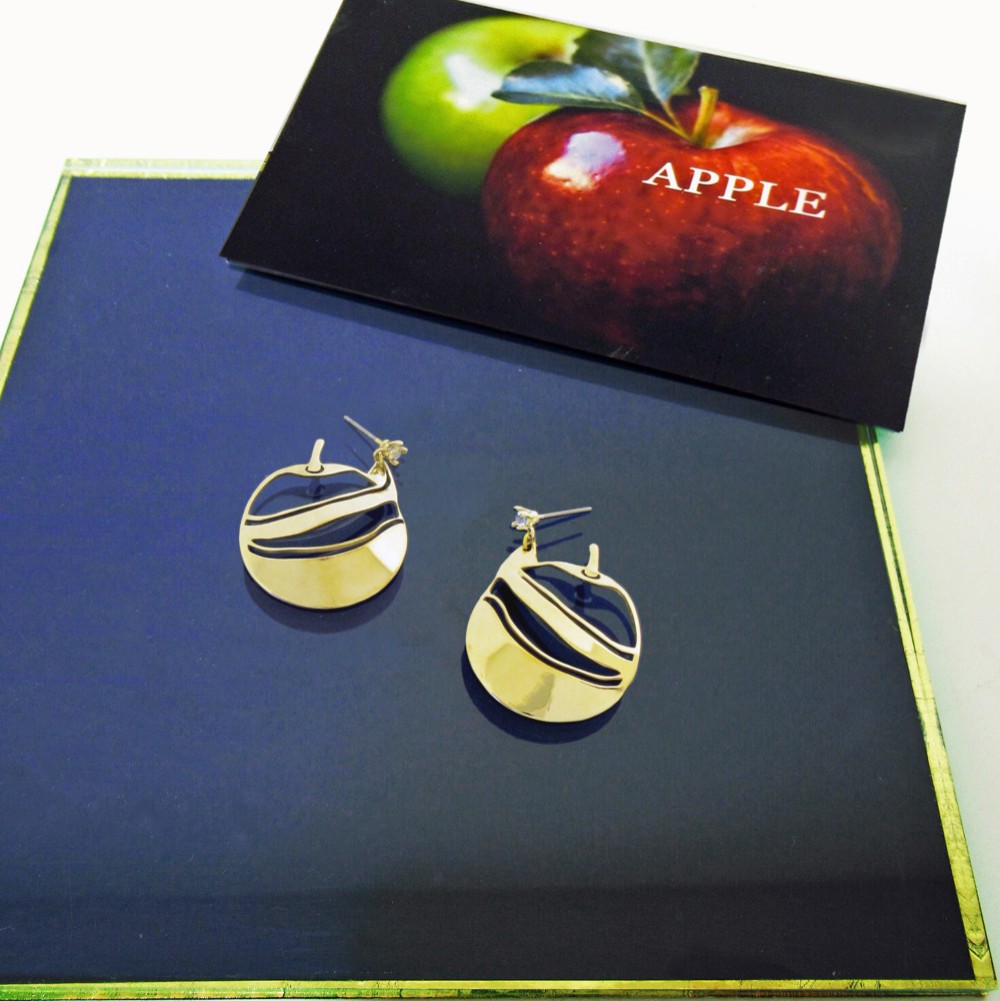 【K18ゴールド仕上げ】リンゴのピアス