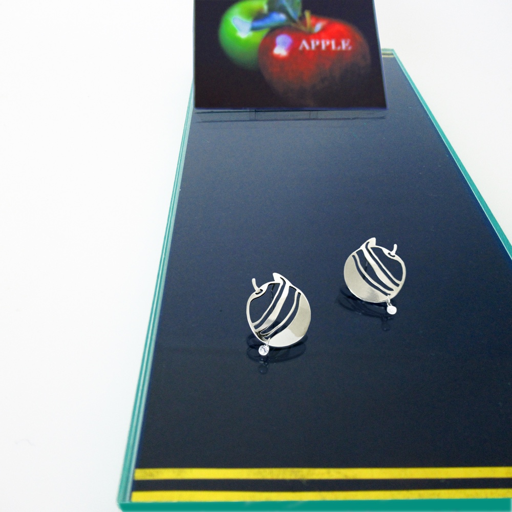 ミニ 剥きかけリンゴのピアス