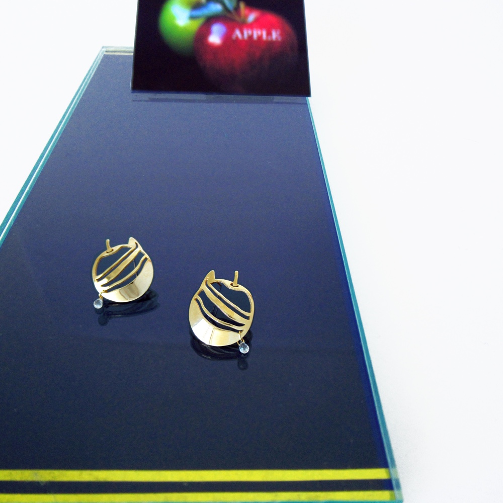 【K18ゴールド仕上げ】ミニ 剥きかけリンゴのピアス