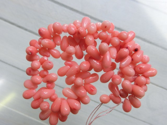 20個　ピンク珊瑚の涙型ビーズ　9mm×4mm 2枚目の画像