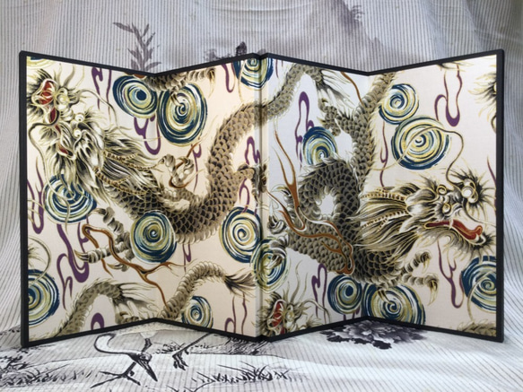 四つ折りの屏風 花の彫刻付き 四つ折りの屏風 花の彫刻付き 四つ折りの屏風 花の彫刻付き