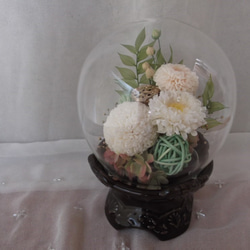 【お供え花】白いお花の仏花　プリザーブドフラワー　ガラスドーム 2枚目の画像