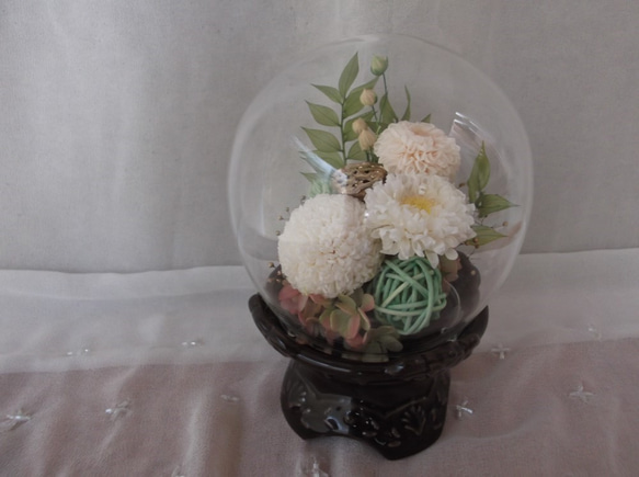 【お供え花】白いお花の仏花　プリザーブドフラワー　ガラスドーム 2枚目の画像