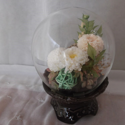 【お供え花】白いお花の仏花　プリザーブドフラワー　ガラスドーム 3枚目の画像