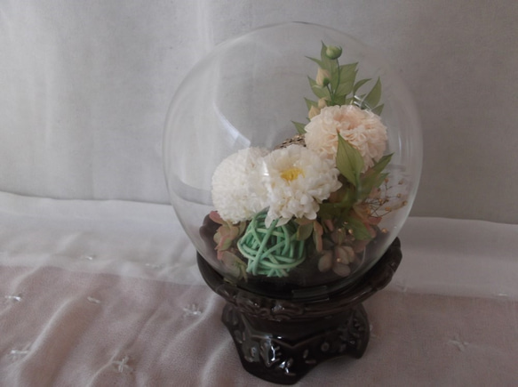 【お供え花】白いお花の仏花　プリザーブドフラワー　ガラスドーム 3枚目の画像