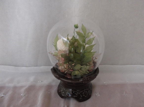 【お供え花】白いお花の仏花　プリザーブドフラワー　ガラスドーム 4枚目の画像