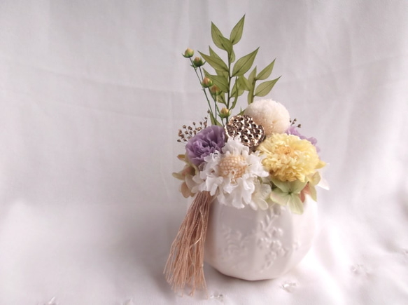 【クリアケース付き】お供え花　まあるい花器の優しい仏花　プリザーブドフラワー 1枚目の画像
