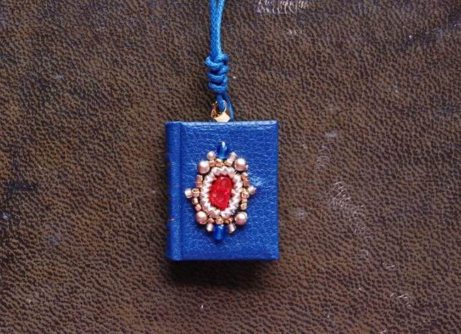 豆本ペンダント　シャーロック・ホームズ