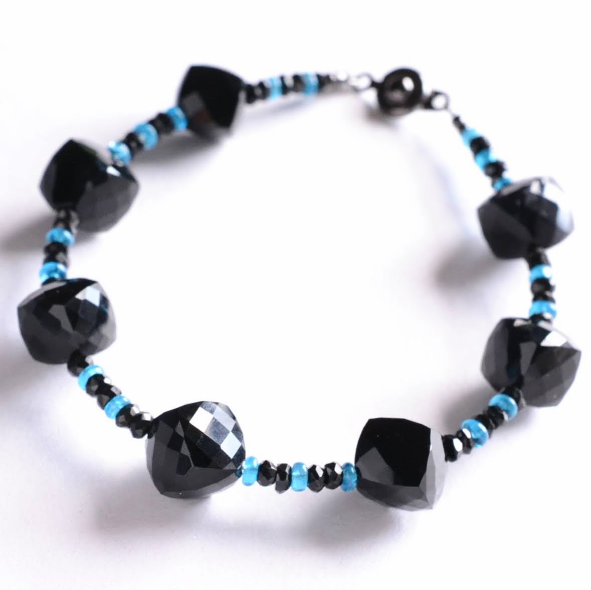 オニキスとネオンアパタイトのブレスレット