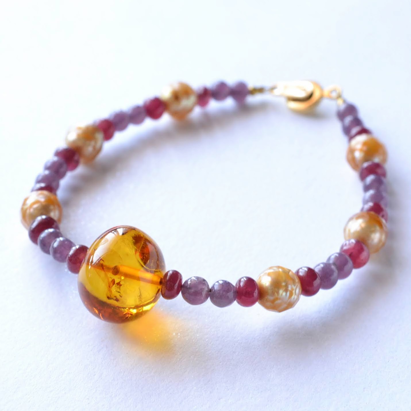 アンバーとルビーのブレスレット
