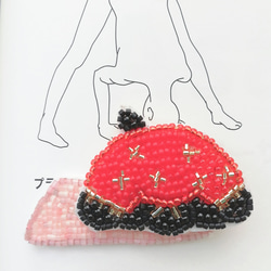 【象ヨガ】 ビーズ刺繍 ブローチ　赤と黒でエレガント 1枚目の画像