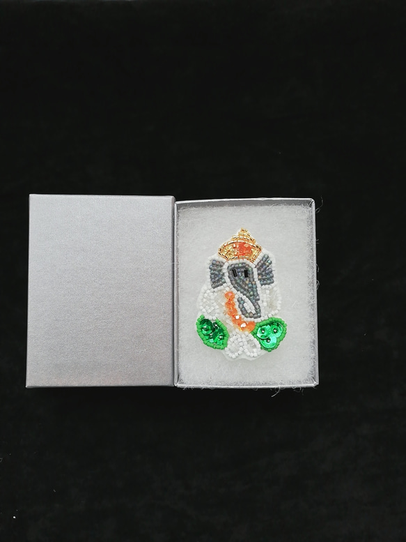 ガネーシャのビーズ刺繍ブローチ　緑　ビーズとスパンコール使用　キラキラ 3枚目の画像