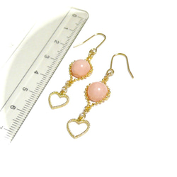 【乙女心】ピンクオパール（8mm丸珠）とハートのピアス/ゴールドトーン 2枚目の画像