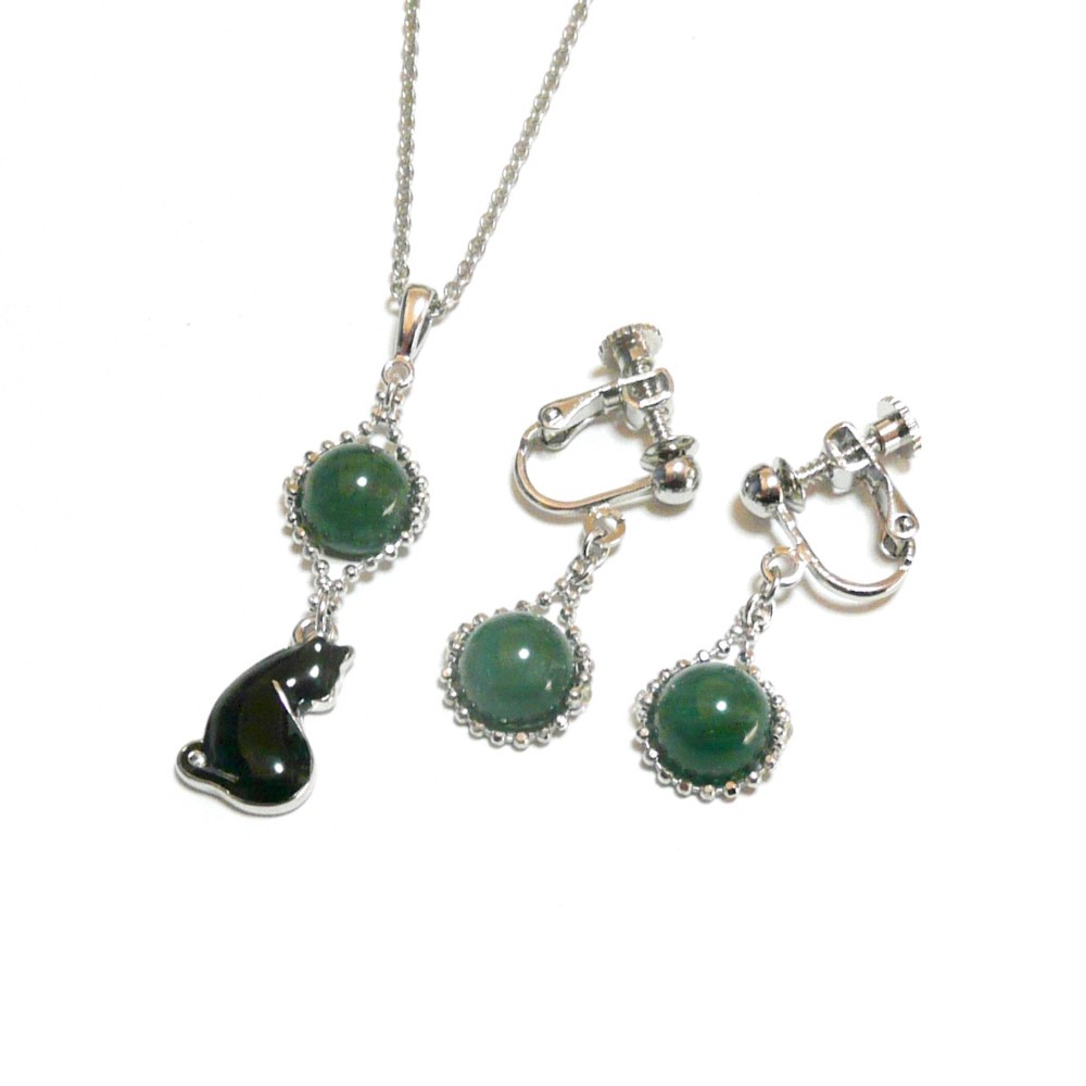 黒猫と翡翠のペンダントネックレスとシンプルなイヤリングセット
