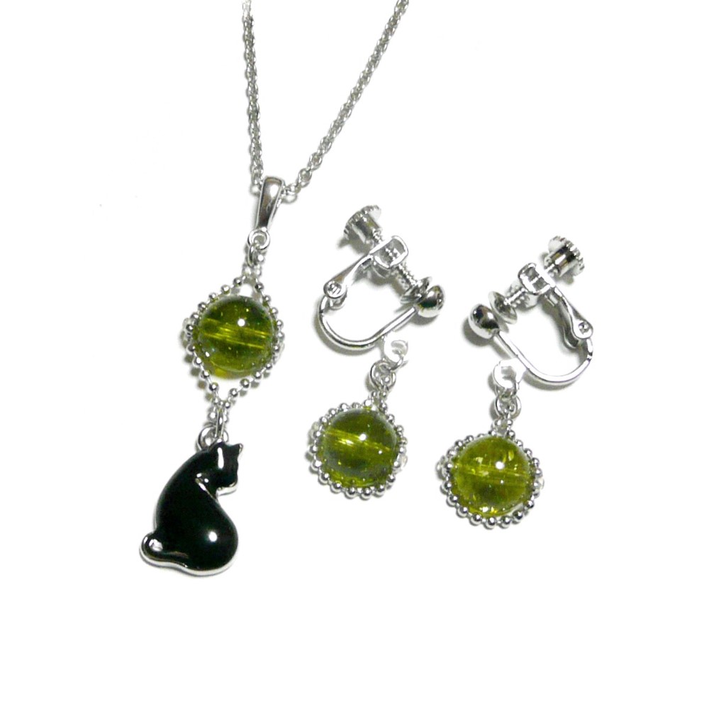 黒猫とペリドットのペンダントネックレスとシンプルなイヤリングセット