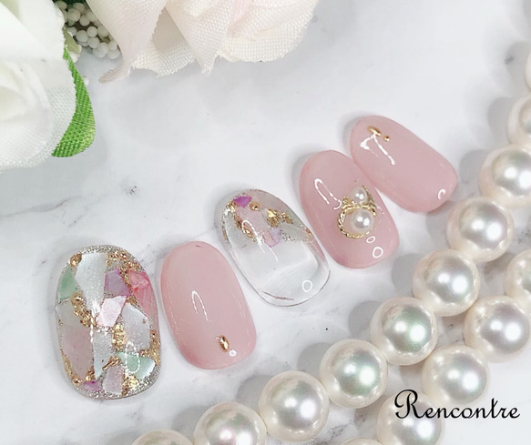 024 ピンクのシェルネイルチップ 上品 大人ネイル トレンド シンプル