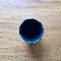 手づくり器 とぼねる ⇒ 酒を注ぐと底の釉だまりが美しい！藍色のぐい呑 3枚目の画像