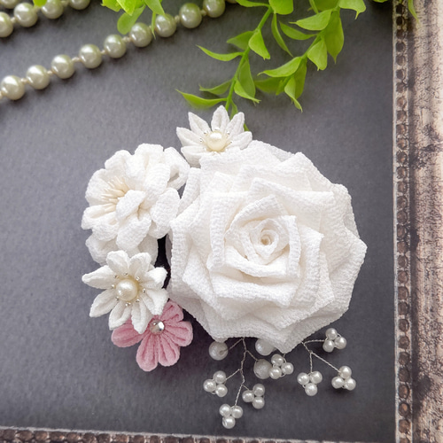 ≪つまみ細工≫薔薇のコサージュ 髪飾り 結婚式・入学式・卒業式