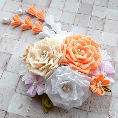 つまみ細工》薔薇の髪飾り 結婚式・成人式・七五三・卒業式 コーム く