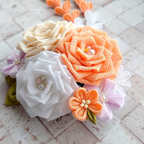 つまみ細工》薔薇の髪飾り 結婚式・成人式・七五三・卒業式 コーム く