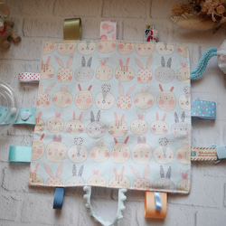 淺藍兔兔彌月禮盒 安撫巾 三角口水巾 平安符袋 第8張的照片