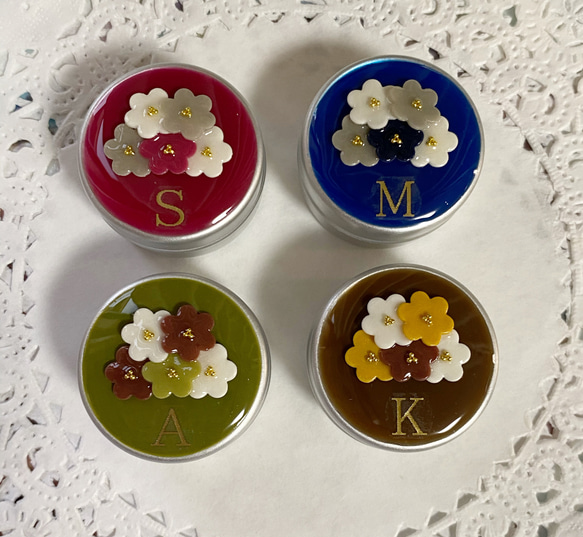 再販！選べる4カラー☆イニシャル入り！petit flowerブーケアルミ缶ピルケース2 1枚目の画像