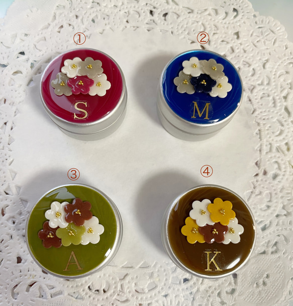 再販！選べる4カラー☆イニシャル入り！petit flowerブーケアルミ缶ピルケース2 3枚目の画像