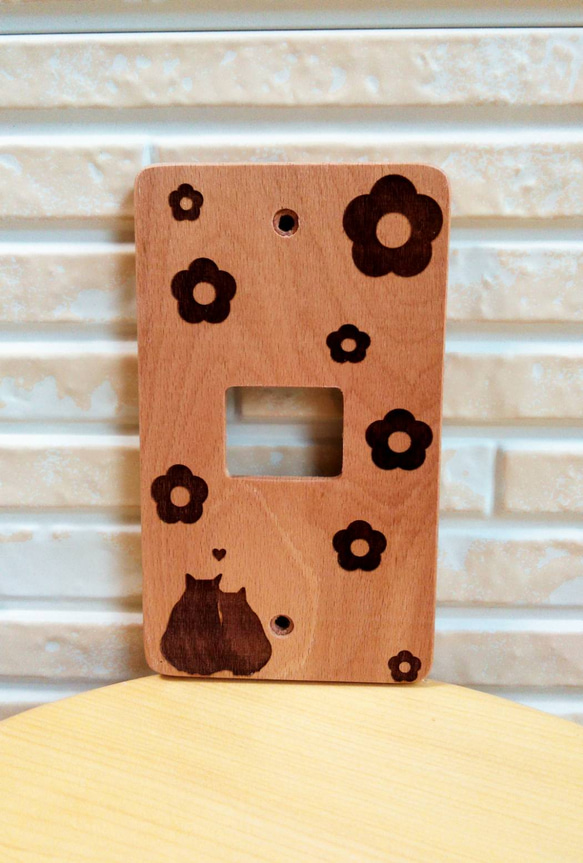 〔可愛いを作ろうシリーズ：猫〕　コンセントカバー　スイッチカバー　木製　久善オリジナルデザイン　 5枚目の画像