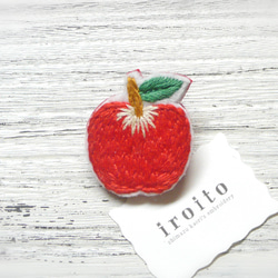 赤いリンゴの刺繍ブローチ 1枚目の画像