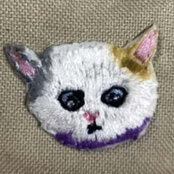 「猫の顔がたくさん！」刺繍がま口ポーチ ベージュ 3枚目の画像