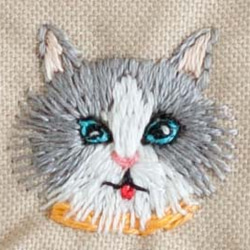 「猫の顔がたくさん！」刺繍がま口ポーチ ベージュ 5枚目の画像
