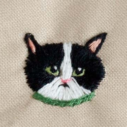 「猫の顔がたくさん！」刺繍がま口ポーチ ベージュ 7枚目の画像