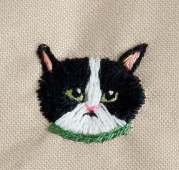 「猫の顔がたくさん！」刺繍がま口ポーチ ベージュ 7枚目の画像