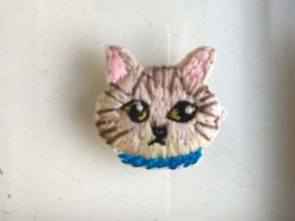 キジトラ猫の刺繍ブローチ 2枚目の画像