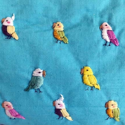 「カラフルインコ柄」の刺繍がま口ポーチ　スカイブルー 6枚目の画像