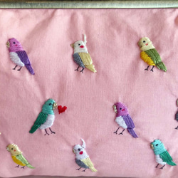 「ハートのカラフルインコ柄」の刺繍がま口ポーチ　スイートピンク 3枚目の画像