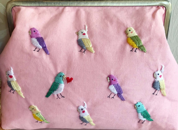 「ハートのカラフルインコ柄」の刺繍がま口ポーチ　スイートピンク 3枚目の画像