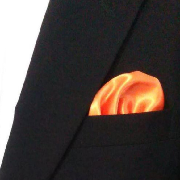 スーツ屋がつくったポケットチーフ　オレンジ　パフ 2枚目の画像